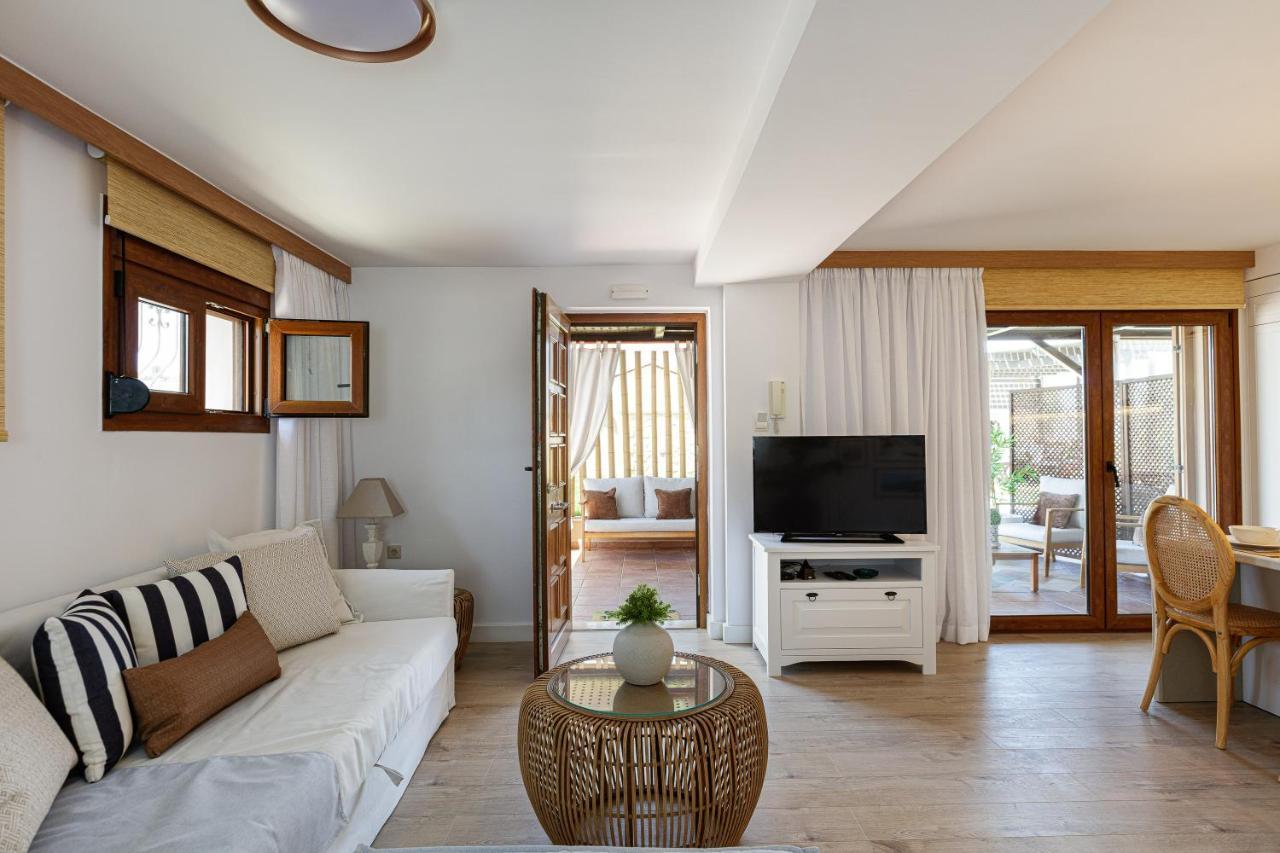 Villa Seashell -Wonderful Newly Renovated Villa On The Beach Galatás Exteriör bild